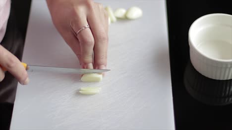 Slicing-garlic-into-small-pieces-with-a-knife