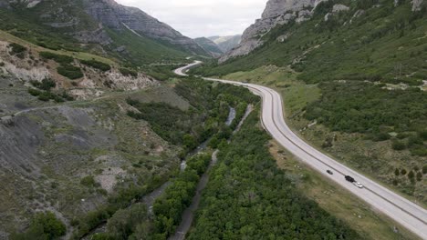 Cars-Driving-At-The-Provo-Canyon-Road-In-Utah,-USA-At-Daytime---ascending-drone-shot