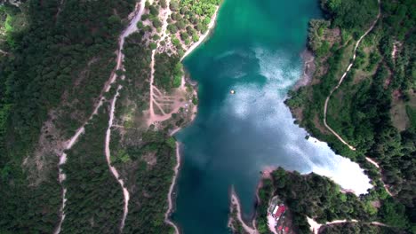Vista-De-Pájaro-Volando-Sobre-El-Lago-Tsivlou-En-Las-Montañas-Del-Peloponeso-En-Grecia
