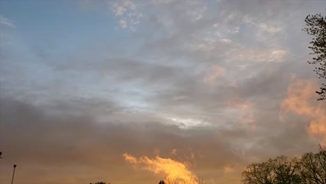 Zeitraffer-Der-Wolkenbewegung-Während-Des-Sonnenuntergangs