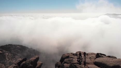 Luftbild-über-Rocky-Mountain-Mit-Wolken-Im-Hintergrund-Tagsüber