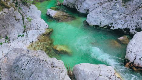 Türkiser-Smaragdfluss-Slowenien.-Drohnenansicht-Von-Oben-Nach-Unten
