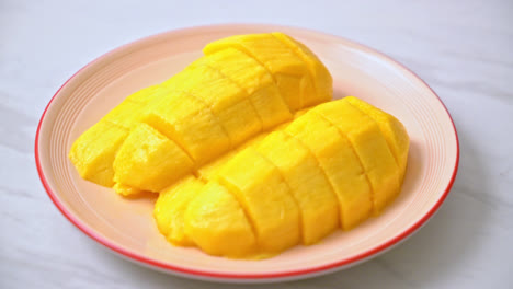 Frische-Und-Goldene-Mango-Auf-Teller-Geschnitten