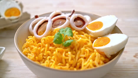 instant-noodles-salt-egg-flavour-with-squid-or-octopus-bowl