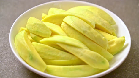 fresh-green-and-golden-mango-sliced-on-plate