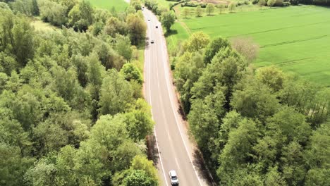 Drohne-Luftaufnahme-Des-Verkehrs-Auf-Der-Straße-Im-Ländlichen-Deutschland-An-Einem-Sonnigen-Sommertag