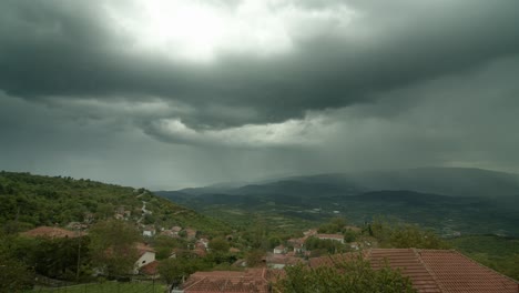 Zeitraffer-Eines-Sturms-über-Einem-Kleinen-Dorf-Am-Berg-Kissavos-Griechenland,-Dramatische-Kinostimmung