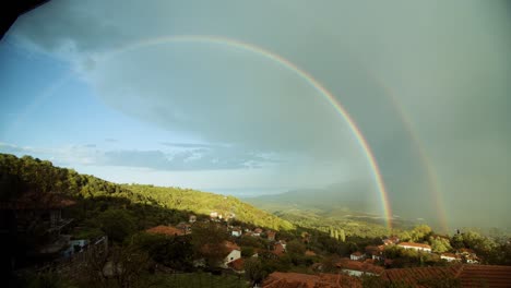Doppelter-Regenbogen-Erstaunlicher-Tag-Auf-Landschaft-Geschossen,-Ländliche-Majestätische-Aufnahme