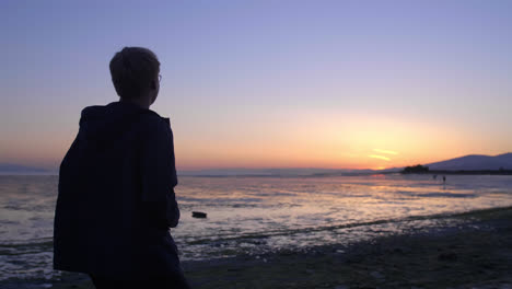 Teenager-Fotografieren-Strand-Bei-Ebbe-Während-Des-Sonnenuntergangs-British-Columbia