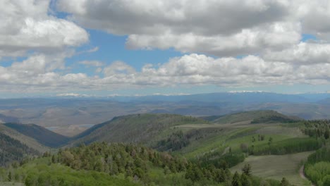 Aerial-Dolly-Zoom-Zeigt-Colorado-Mountains