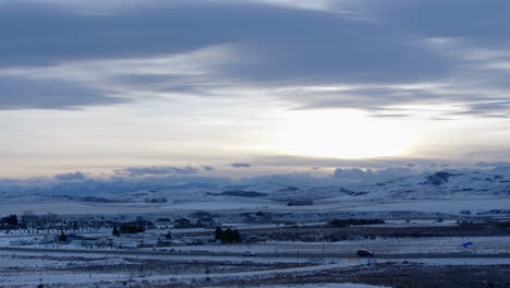 Kameraschwenk-Alberta-Landschaft-Mit-Schneebedeckten-Bergen-Im-Sonnenuntergang
