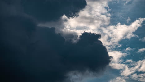 Un-Lapso-De-Tiempo-Que-Muestra-Nubes-De-Tormenta-De-Primavera-Activa-Reunidas-En-El-Cielo-Sobre-Worcestershire,-Inglaterra