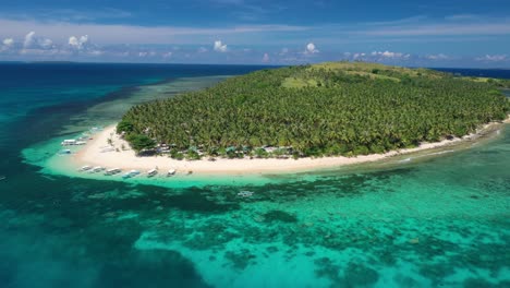 Luftaufnahme-Der-Exotischen-Tropischen-Insel,-Boote-Am-Weißen-Sandstrand-Und-Grüne-Vegetation