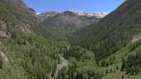 Die-Luftaufnahme-Bewegt-Sich,-Um-Einen-Blick-Auf-Den-Wunderschönen-Gewundenen-Colorado-River-Zu-Zeigen