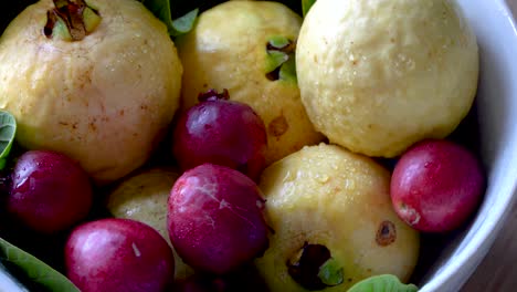 Eine-Schüssel-Mit-Frischen-Tropischen-Guavenfrüchten,-Die-Sich-Drehen,-Gesundes-Ernährungskonzept
