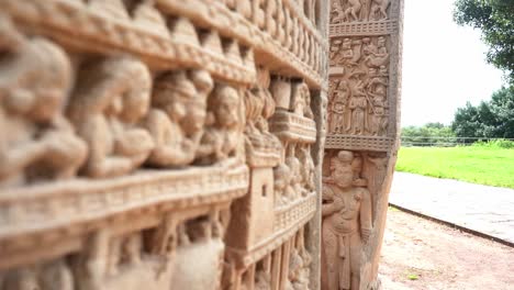 Rack-Fokus-Durch-Säulenschnitzerei-Im-Stupa-In-Sanchi-In-Der-Nähe-Von-Bhopal,-Madhya-Pradesh,-Indien