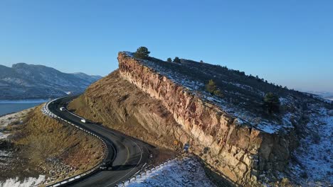 Verkehr-Entlang-Der-Straße-über-Horsetooth-Reservoir-In-Southern-Larimer-County,-Colorado,-USA