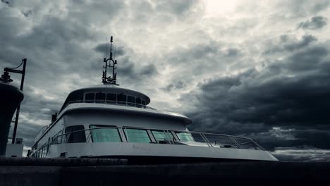 Gewitter-Und-Dramatische-Wolken-über-Dem-See-Memphremagog-Mit-Einem-Touristenboot,-Das-Im-Kai-In-Magog,-Quebec,-Kanada-Verankert-Ist