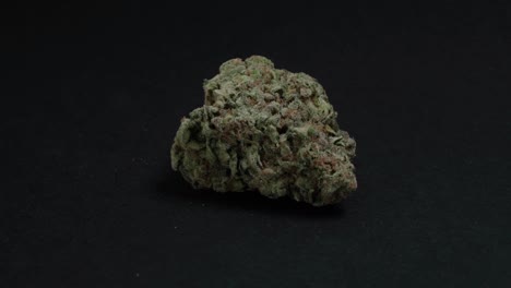 Cannabis--Oder-Marihuana-Knospe,-Die-Sich-Auf-Schwarzem-Hintergrund-Dreht,-Studioaufnahme-In-Nahaufnahme