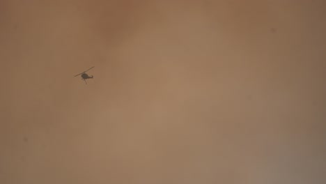Helicóptero-Volando-Hacia-La-Puesta-Del-Sol-Hd