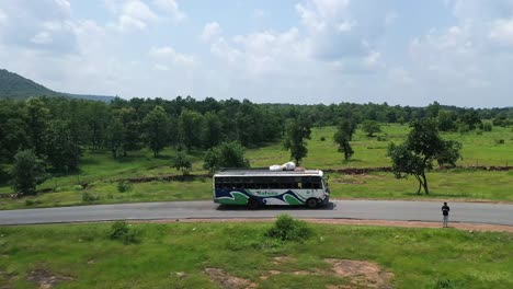 Flying-Through-Beautiful-Landscape-Covered-By-Grass-And-Trees-At-Pachmarhi-Hills,-Madhya-Pradesh,-Central-India