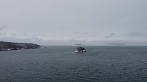 Panoramic-View-Of-Sea,-Islet,-And-Mountains-In-Friday-Harbor-During-Snowfall-In-San-Juan-Island,-Washington