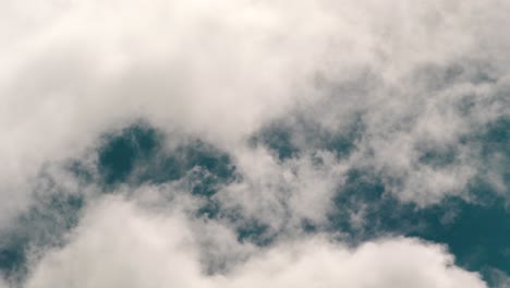 Gruesas-Nubes-Blancas-Moviéndose-En-El-Cielo-Azul-En-Tokio,-Japón---Lapso-De-Tiempo