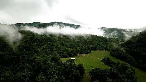 Nubes-En-La-Ladera-De-Gatlinburg-Tennessee
