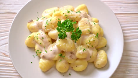 Gnocchi-Mit-Pilzrahmsauce-Und-Käse---Italienische-Küche