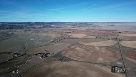 Panoramablick-Auf-Kreisförmige-Felder-Mit-Center-Pivot-Bewässerung-In-Den-USA