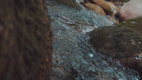 Small-river-full-of-rocks-in-a-beautiful-place-in-slow-motion,-very-detailed