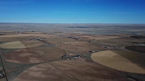 Luftaufnahme-Von-US-Ackerland-Mit-Kreisförmiger-Pivot-Bewässerung-Im-Sommer