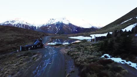 Vista-Aérea-Sobre-El-Lago-Stella-Y-La-Montaña-Lyford-Nueva-Zelanda---Dolly-Shot