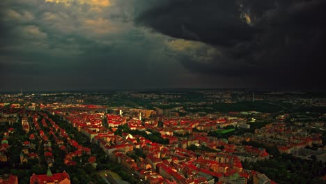 Luftaufnahme-Der-Schnellen-Bewegung-Der-Wolken,-Bevor-Der-Regen-Auf-Prag-Trifft