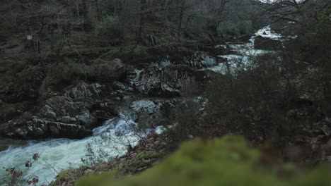 Sich-Schnell-Bewegender-Wasserfall-Am-Afon-Lledr-River-In-Wales,-Snowdonia,-Uk