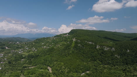 Exuberante-Colina-Verde-Ukimerioni-Con-Vistas-A-Kutaisi-En-La-Región-Imereti-De-Georgia-En-Un-Día-Soleado