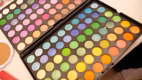 Bunte-Make-up-Palette-Mit-Gelb,-Orange,-Lila,-Blau,-Pink-Und-Grün