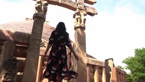 Mujer-Turista-Entrando-En-La-Gran-Estupa-Histórica-En-Sanchi-Cerca-De-Bhopal,-Madhya-Pradesh,-India