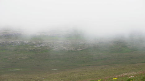 Berggipfel-Von-Unheimlich-Dichtem-Nebel-Bedeckt