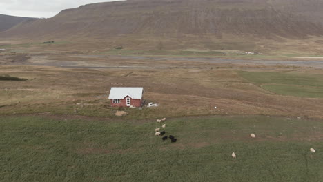 Orbita-Alrededor-De-Una-Cabaña-En-Medio-De-La-Nada-En-Islandia