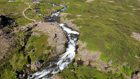 Fliegen-über-Dynjandi-Wasserfall-Fpv-Ansicht