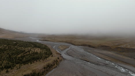 Dicke-Nebelschicht-über-Dem-Fluss-In-Ländlicher,-Trostloser-Landschaft