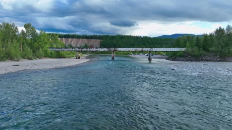 Autofahren-Auf-Der-Blankenship-Brücke-über-Die-Mittlere-Gabelung-Des-Flathead-River-In-Montana,-USA