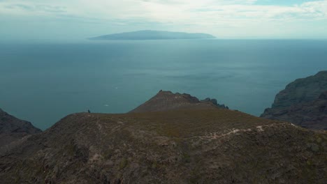 Schöne-Weiterleitungsluftaufnahme-Von-Malerischen-Bergen-Mit-Blick-Auf-Den-Ozean,-Spanien