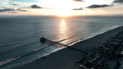 Friedlicher-Sonnenuntergang-Mit-Reflexion-über-Den-Pazifischen-Ozean-In-Manhattan-Beach-Pier,-Kalifornien,-Usa