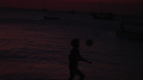 Menschen-Spielen-Fußball-Am-Strand-Bei-Sonnenuntergang-In-Zeitlupe-Schöne-Filmische-Aufnahme