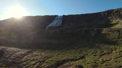Dolly-Blick-Auf-Den-Isländischen-Wasserfall-Dynjandi