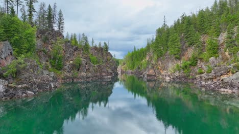 Spiegelreflexionen-Durch-Den-Flathead-River-In-Der-Nähe-Des-Glacier-National-Park-In-Montana,-Vereinigte-Staaten
