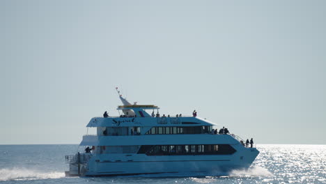 Barco-De-Crucero-Turístico-De-Avistamiento-De-Ballenas-Hervey-Bay-Navegando-En-El-Horizonte-Oceánico-En-Australia,-4k