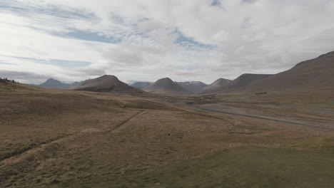 Paisaje-Islandés-Con-Montañas-En-El-Fondo,-Carro-Hacia